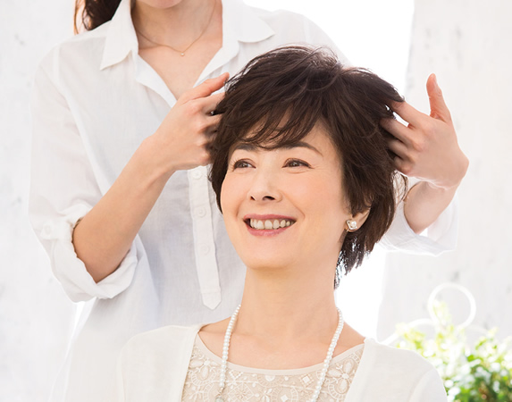 ウィッグを付けた女性の画像
