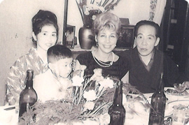 ブランド名の由来となったレオンカ女史とともに